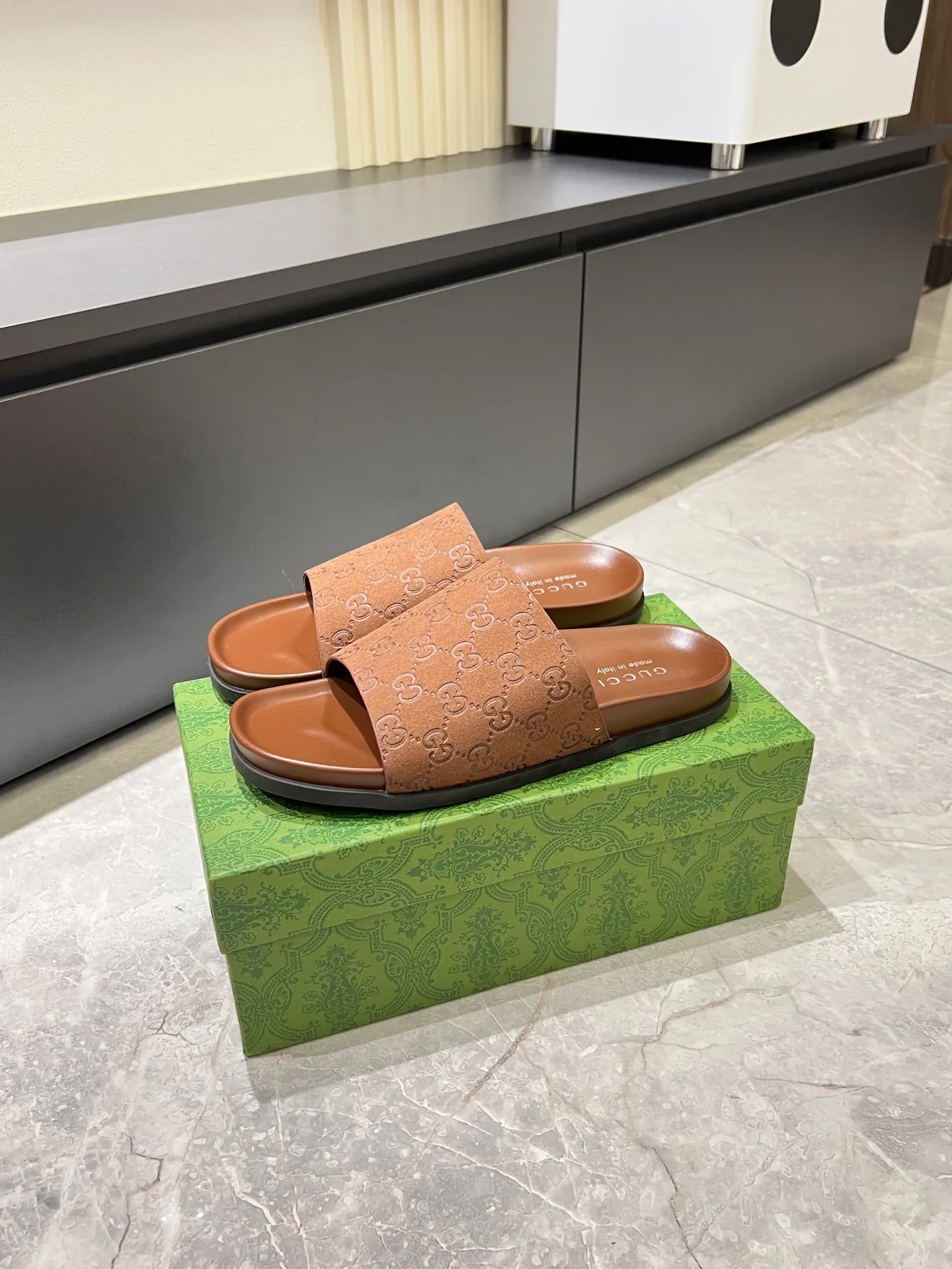 Men's Men's Shoes 💰p320 "GUCC＊" These slippers are made of GG polyester and feature a Gucci label on the front, adding a bold logo feel to the style. "Gucci Made in Italy" stamped label Rubber sole. Size 38-44
